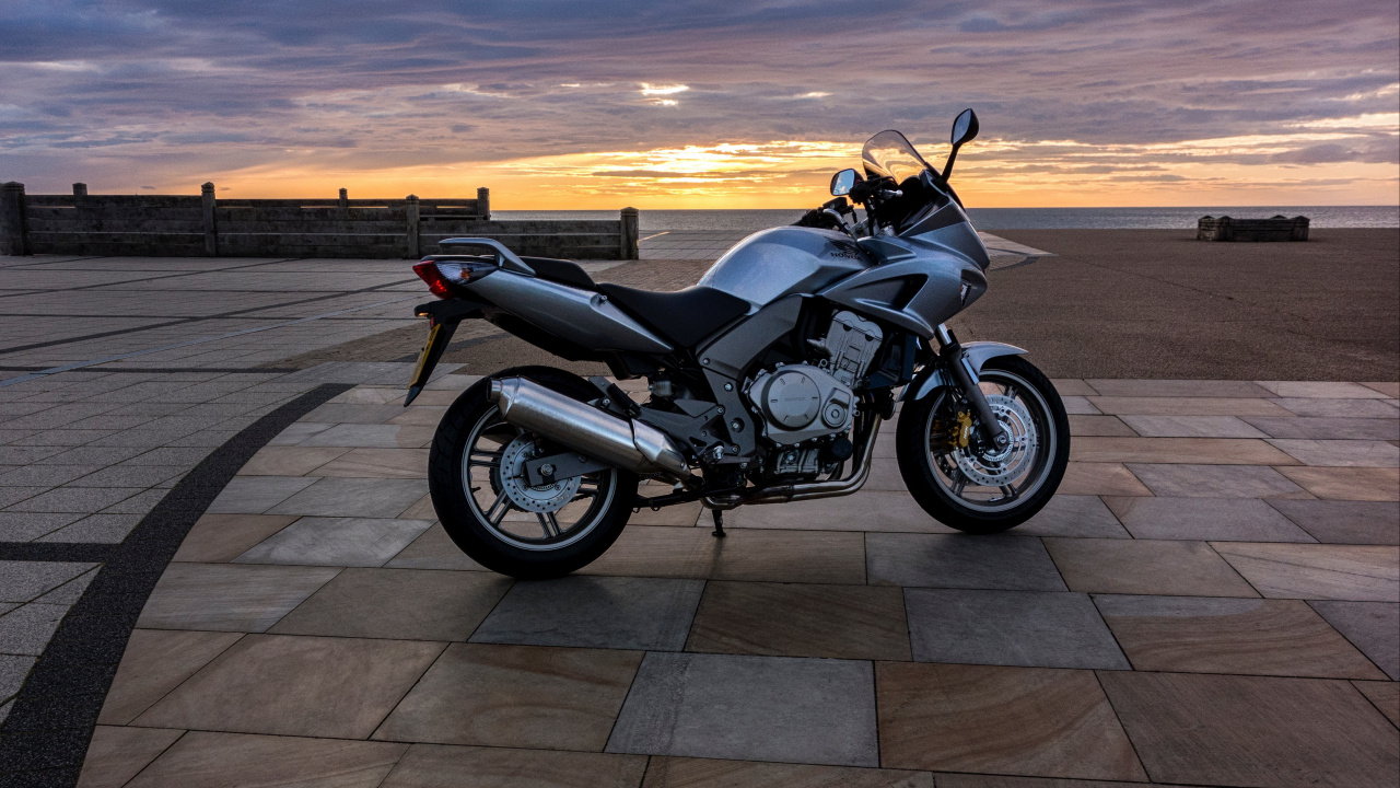 Black and Silver Cruiser Motorcycle on Gray Concrete Floor During Sunset. Wallpaper in 1280x720 Resolution