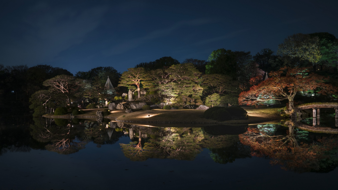 Casa Marrón y Blanca Cerca Del Lago Rodeado de Árboles Verdes Bajo un Cielo Azul Durante el Día. Wallpaper in 1366x768 Resolution