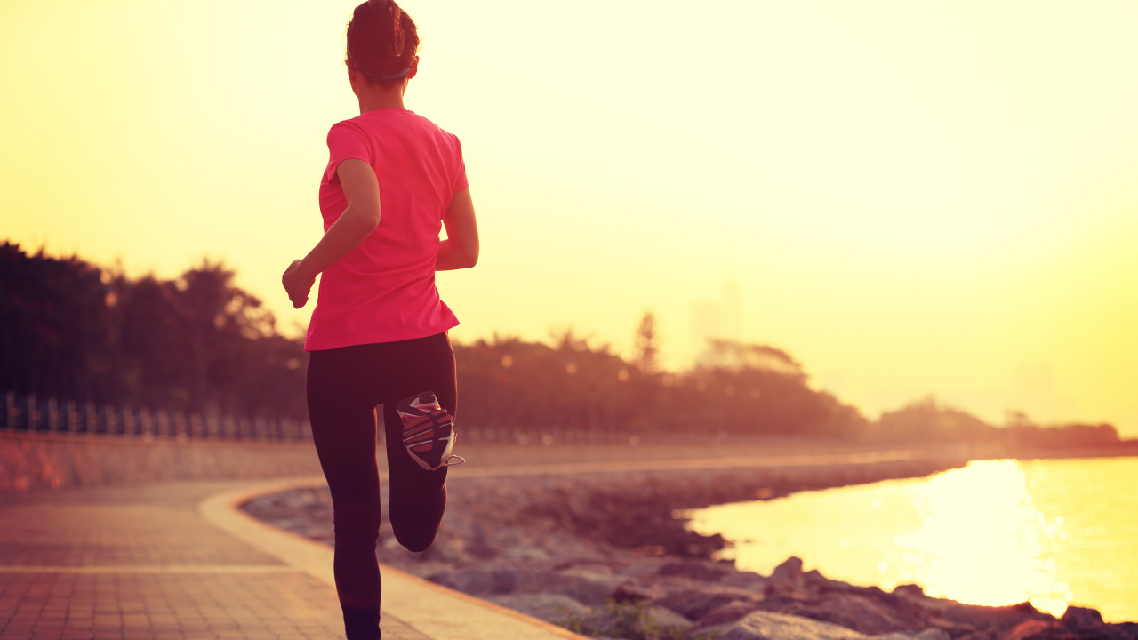 Mann in Rosa T-Shirt Mit Rundhalsausschnitt Und Schwarzer Hose Steht Auf Grauem Betonpflaster Während Gray. Wallpaper in 1280x720 Resolution