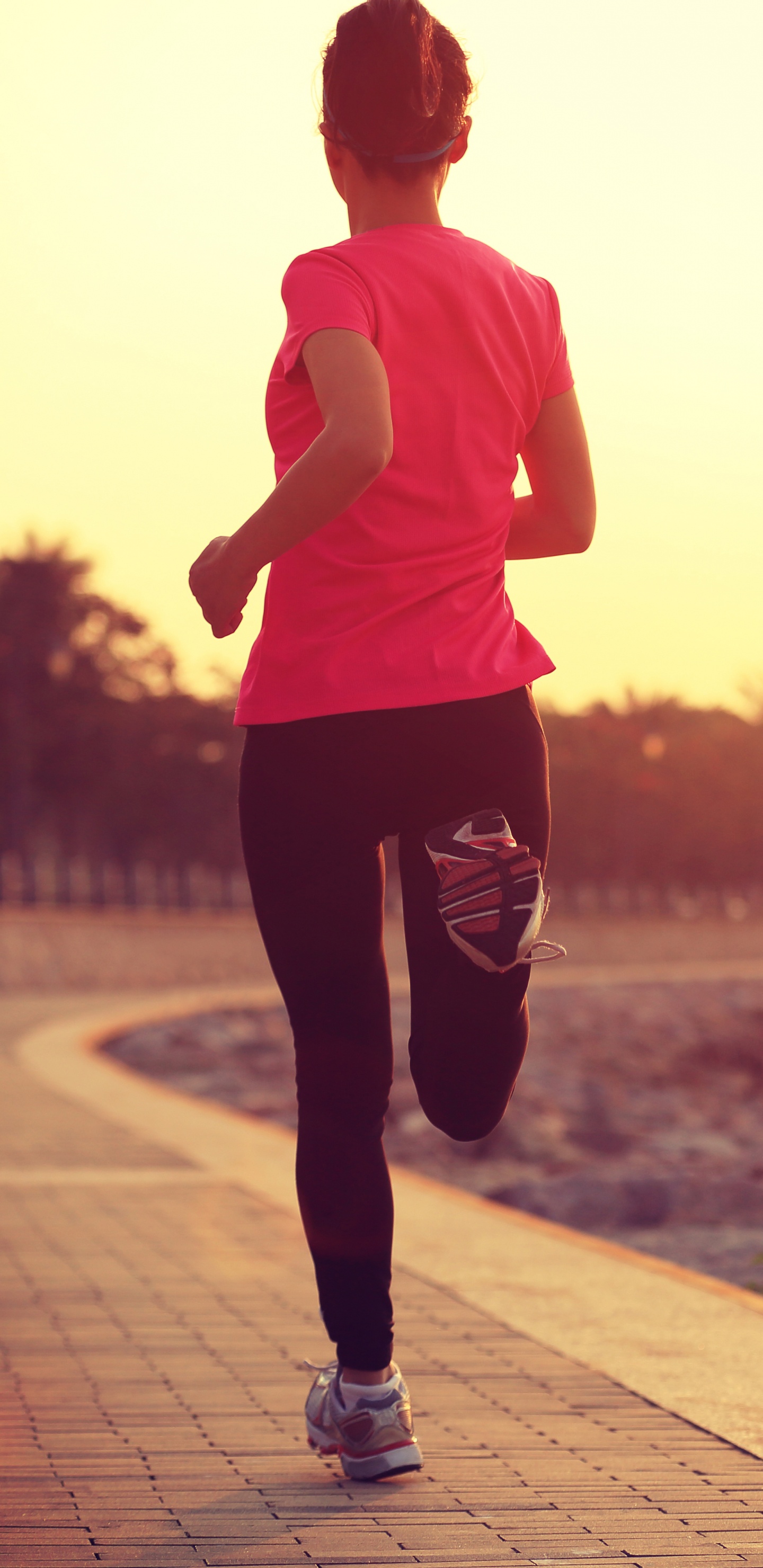 Mann in Rosa T-Shirt Mit Rundhalsausschnitt Und Schwarzer Hose Steht Auf Grauem Betonpflaster Während Gray. Wallpaper in 1440x2960 Resolution