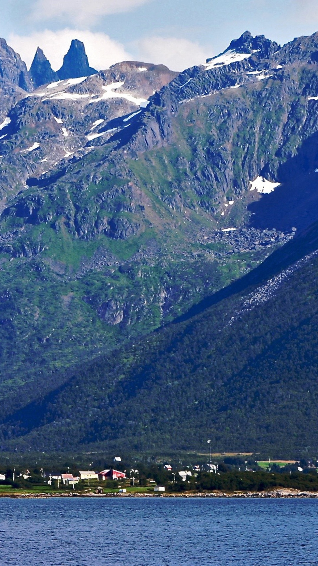 Montaña Cubierta de Nieve Cerca Del Cuerpo de Agua Durante el Día. Wallpaper in 1080x1920 Resolution