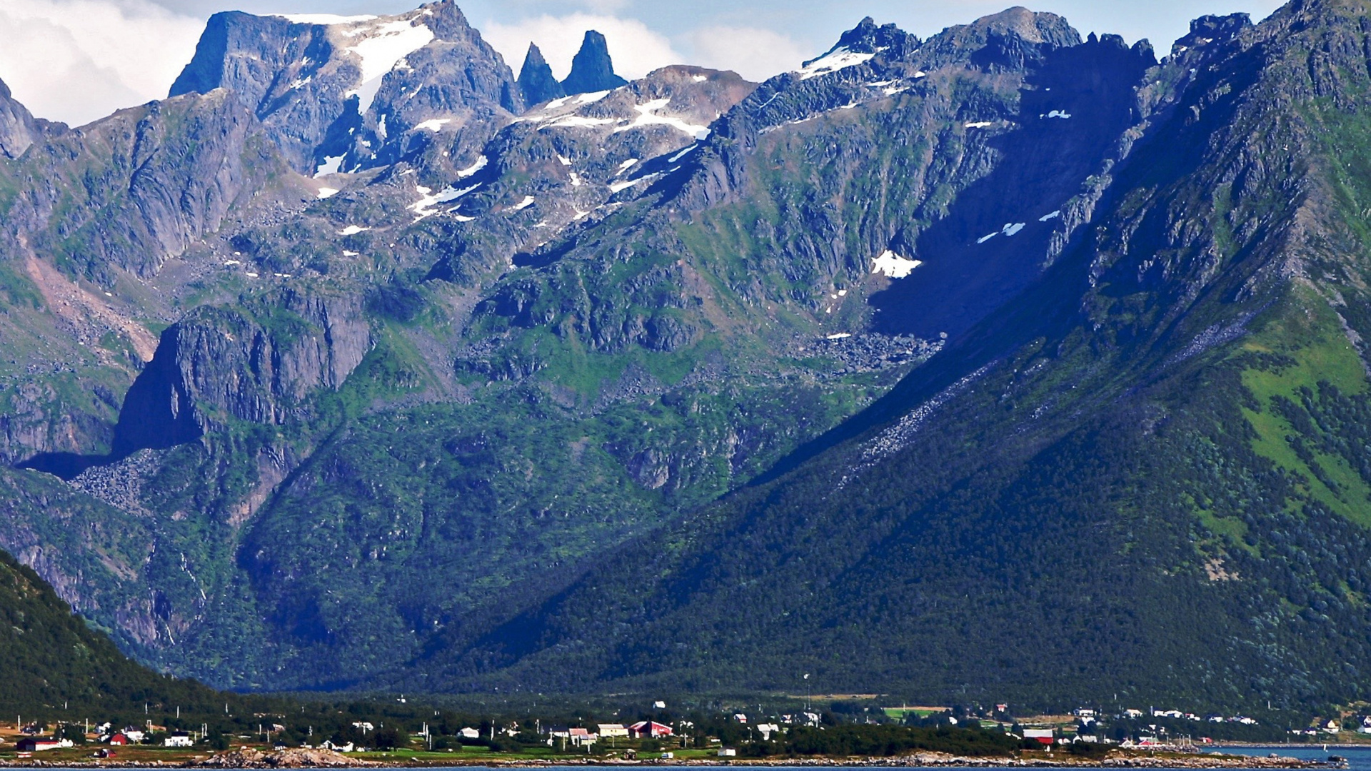 Schneebedeckter Berg in Der Nähe Von Gewässern Tagsüber. Wallpaper in 1920x1080 Resolution