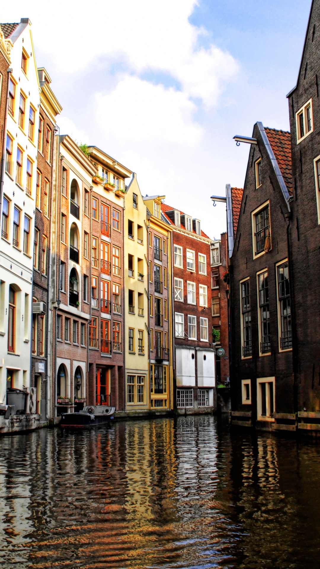 Edificio de Hormigón Marrón Junto al Río Bajo un Cielo Azul Durante el Día. Wallpaper in 1080x1920 Resolution
