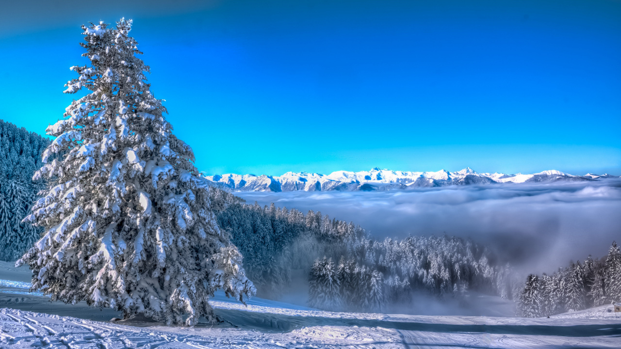 Montaña Cubierta de Nieve Bajo un Cielo Azul Durante el Día. Wallpaper in 1280x720 Resolution