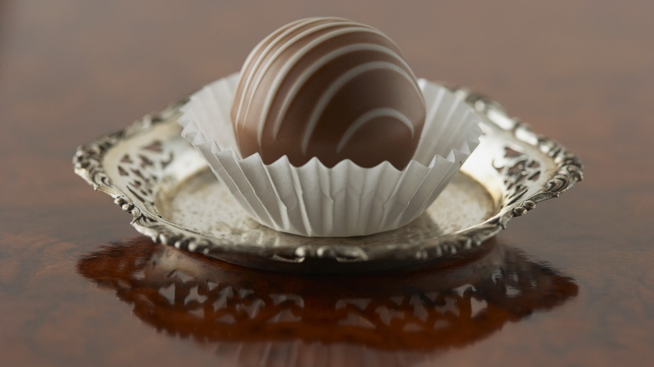 White and Brown Round Ornament on Clear Glass Plate. Wallpaper in 1280x720 Resolution