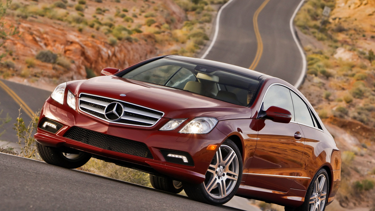 Rotes Mercedes Benz Coupé Tagsüber Unterwegs. Wallpaper in 1280x720 Resolution