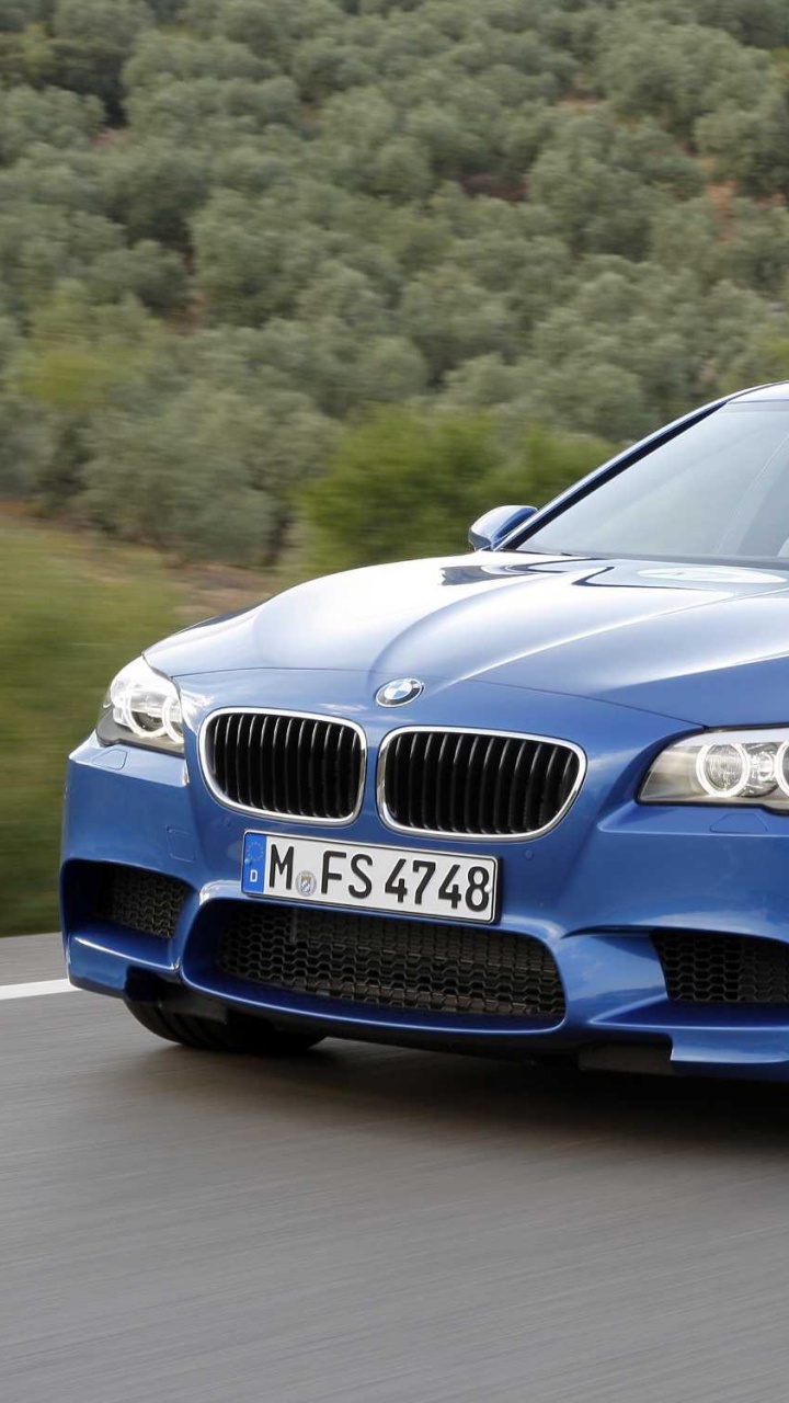 Blaues Bmw m 3 Coupe Tagsüber Unterwegs. Wallpaper in 720x1280 Resolution