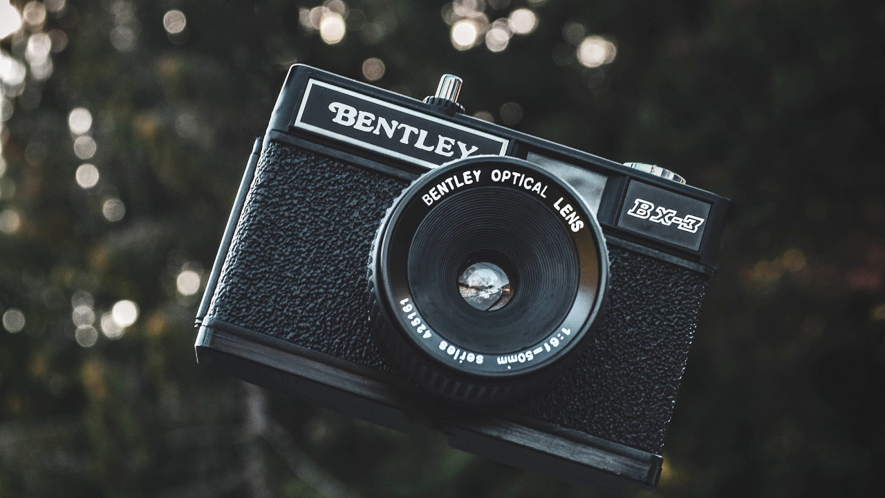 Schwarze Und Silberne Nikon-Kamera. Wallpaper in 1280x720 Resolution