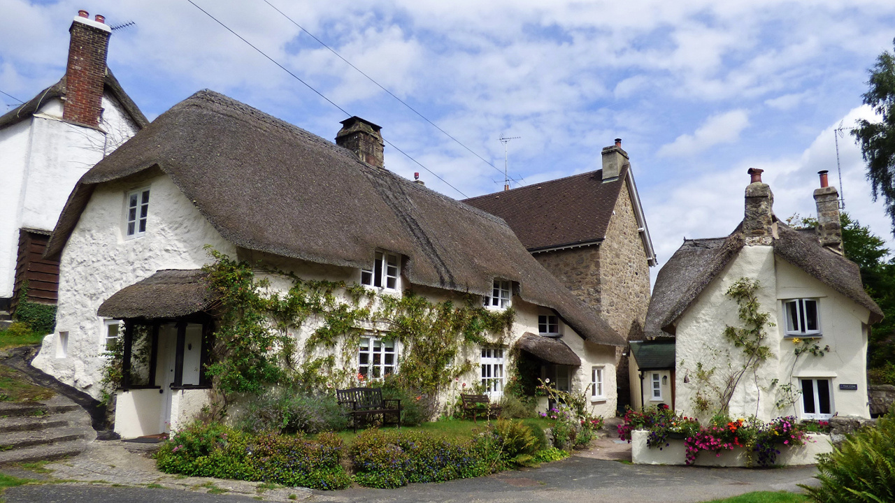 Weißes Und Braunes Haus in Der Nähe Einer Grünen Wiese Tagsüber. Wallpaper in 1280x720 Resolution