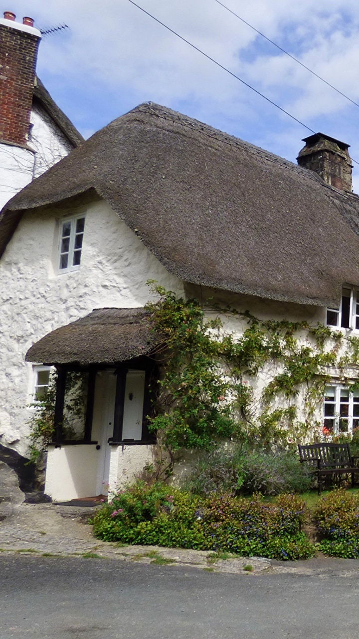 Weißes Und Braunes Haus in Der Nähe Einer Grünen Wiese Tagsüber. Wallpaper in 720x1280 Resolution