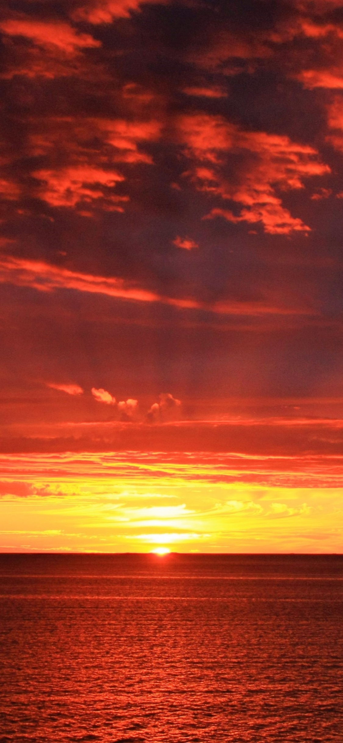 Cuerpo de Agua Bajo el Cielo Nublado Durante la Puesta de Sol. Wallpaper in 1125x2436 Resolution