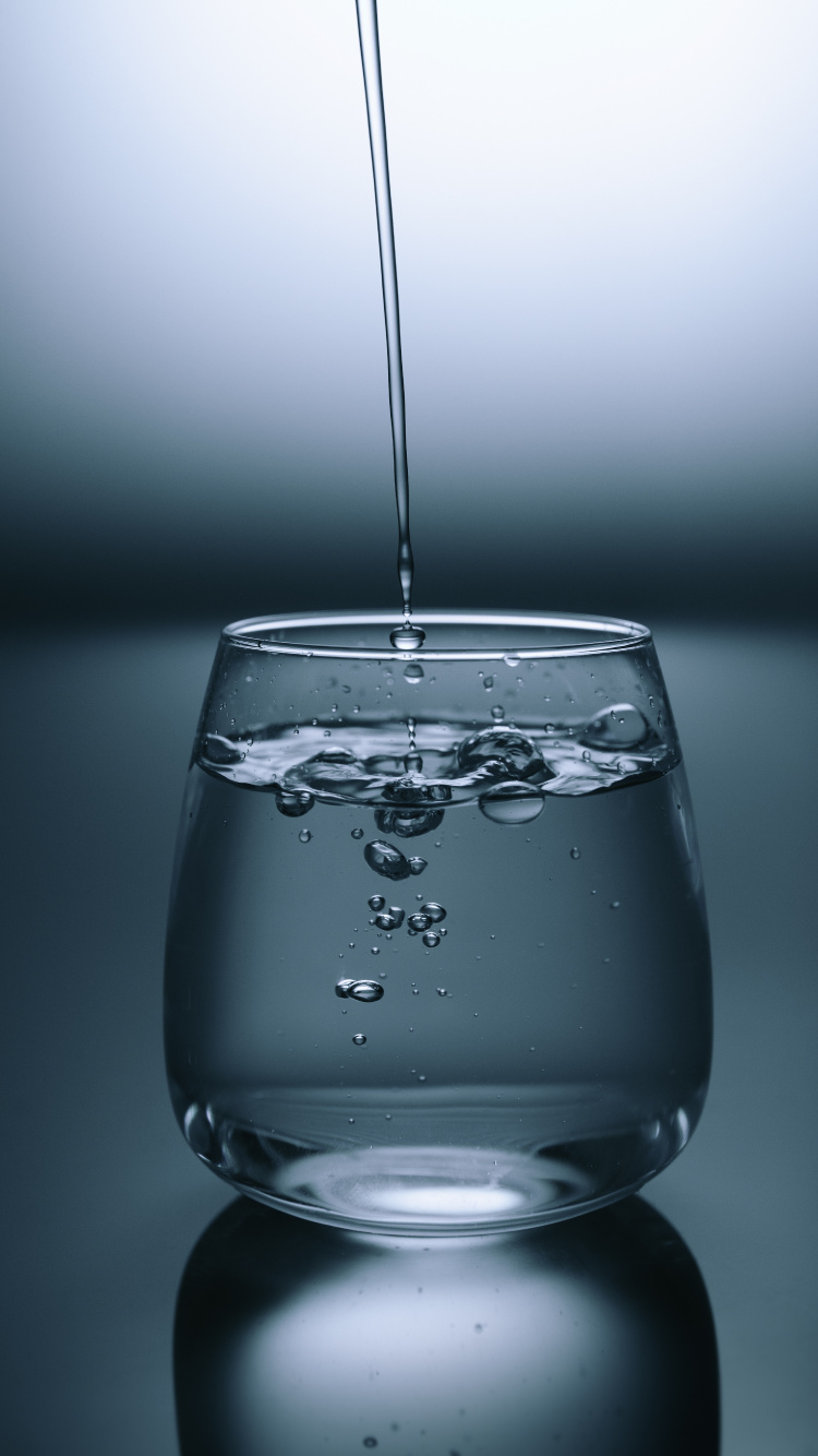 Gota de Agua en Vaso Transparente. Wallpaper in 750x1334 Resolution