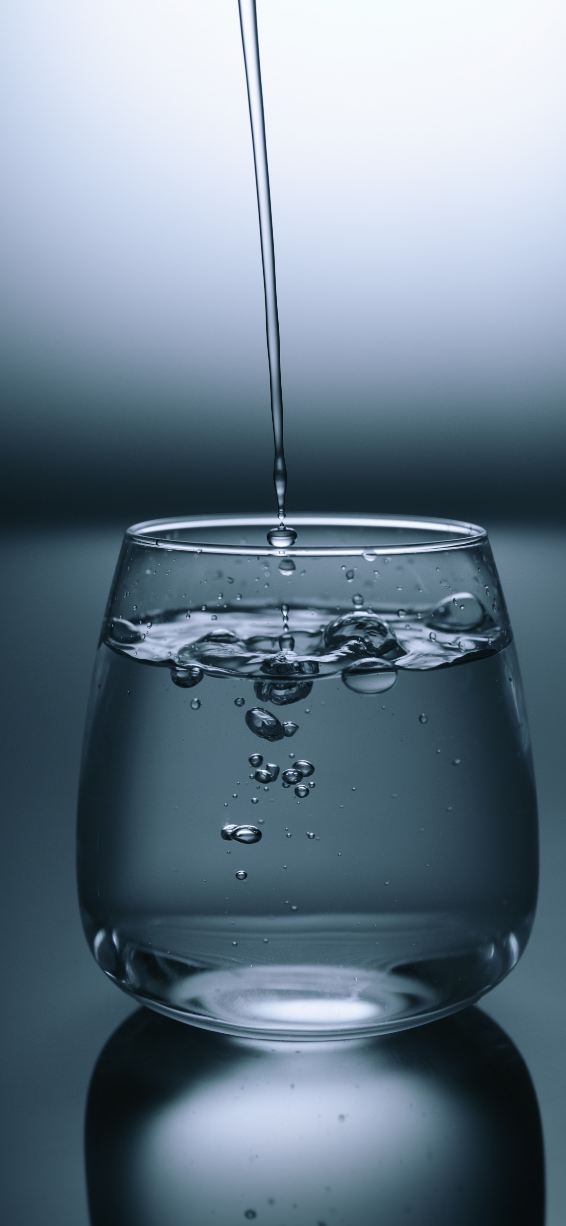 Water Drop in Clear Drinking Glass. Wallpaper in 1125x2436 Resolution