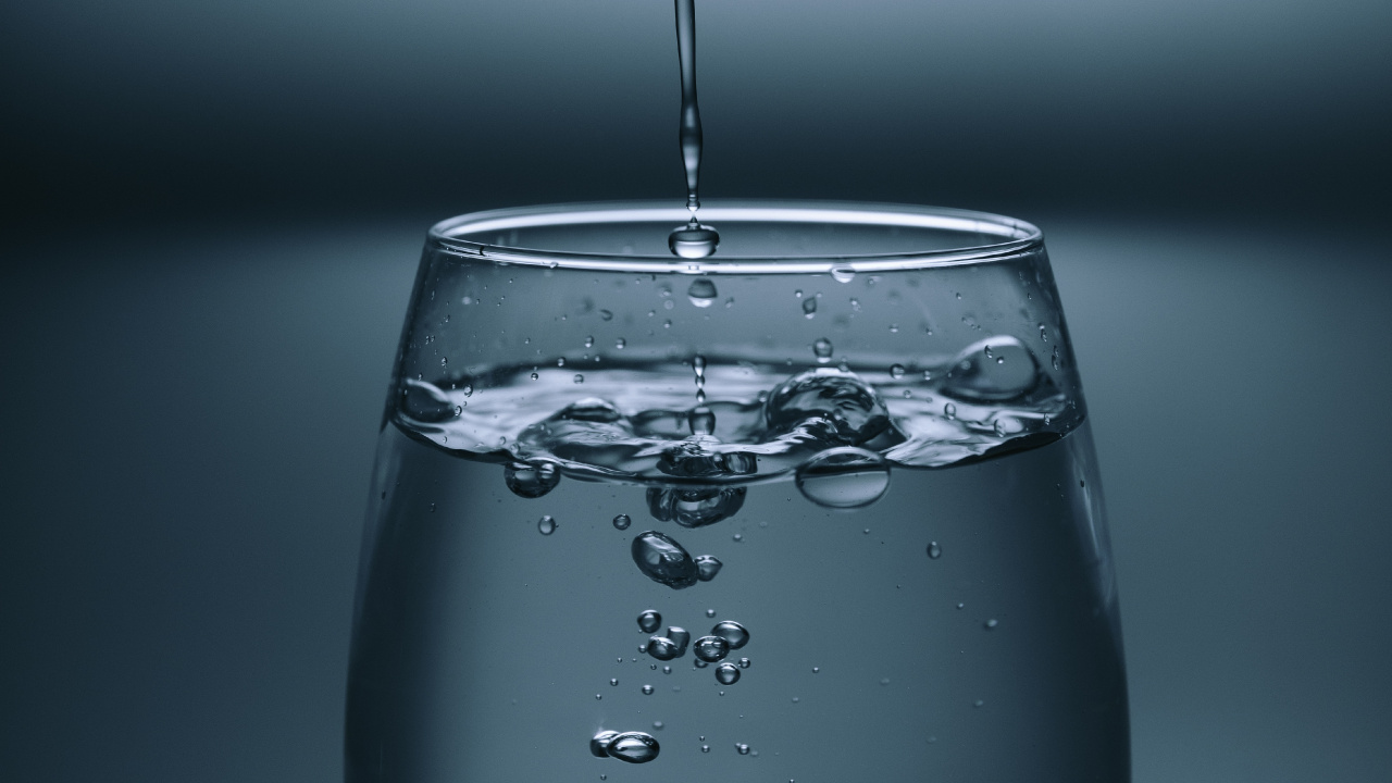 Water Drop in Clear Drinking Glass. Wallpaper in 1280x720 Resolution