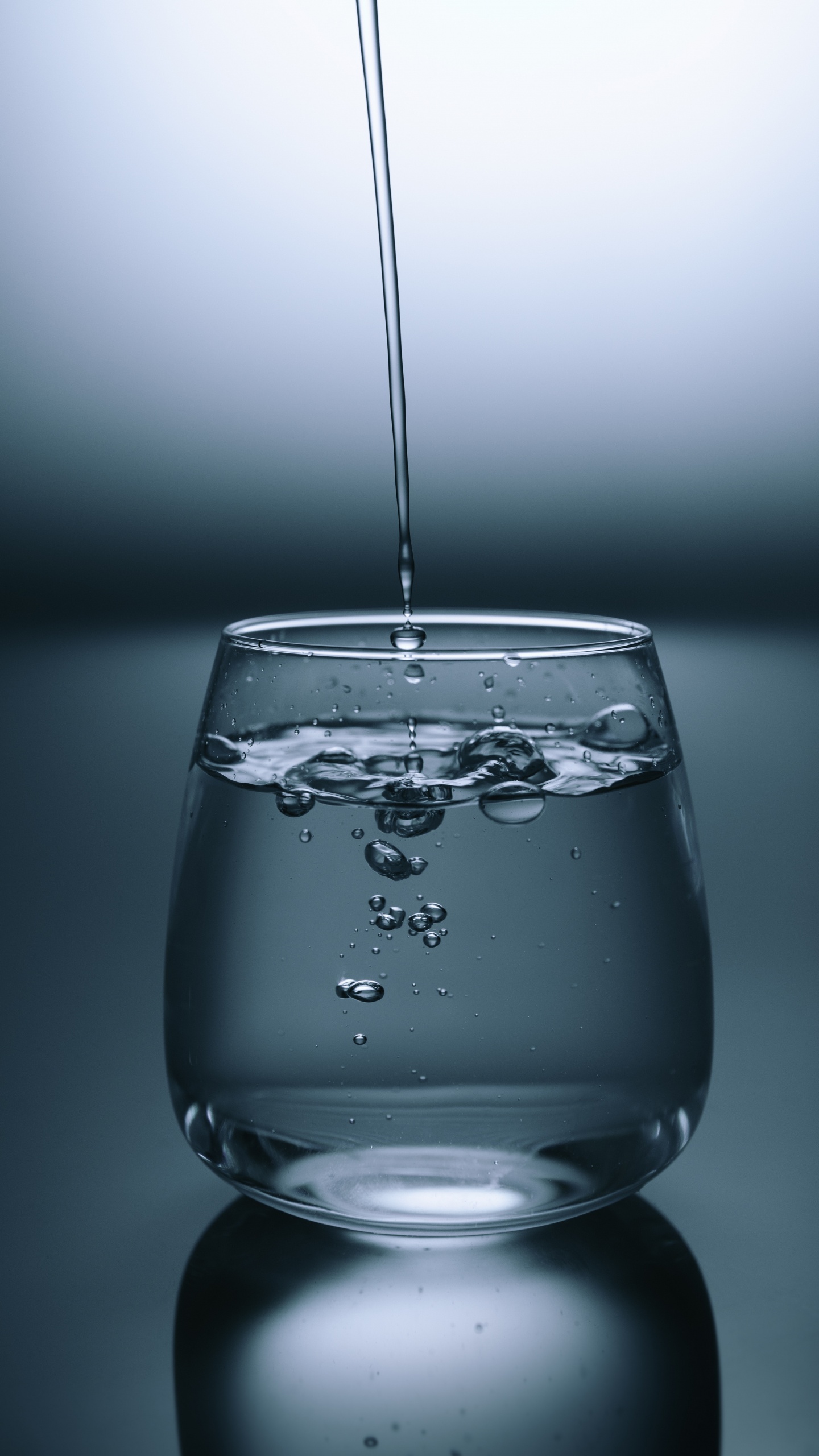 Water Drop in Clear Drinking Glass. Wallpaper in 1440x2560 Resolution
