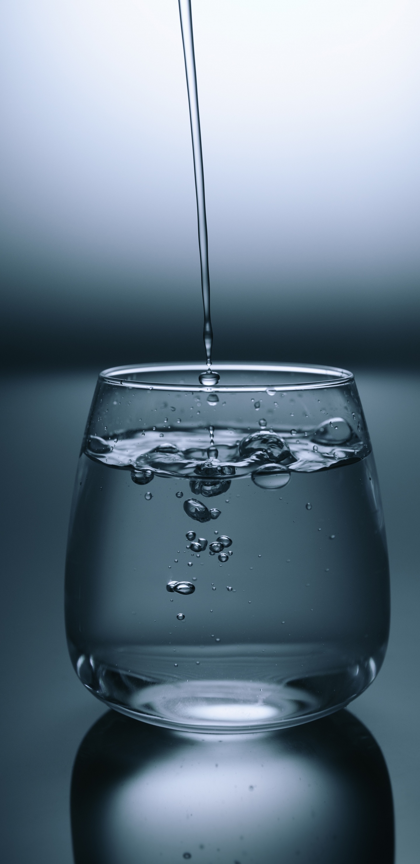 Water Drop in Clear Drinking Glass. Wallpaper in 1440x2960 Resolution