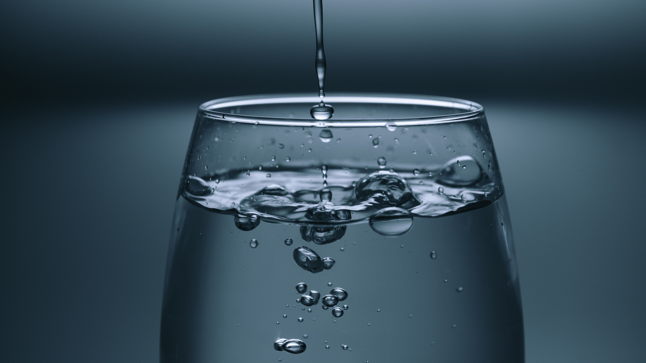 Water Drop in Clear Drinking Glass. Wallpaper in 2560x1440 Resolution