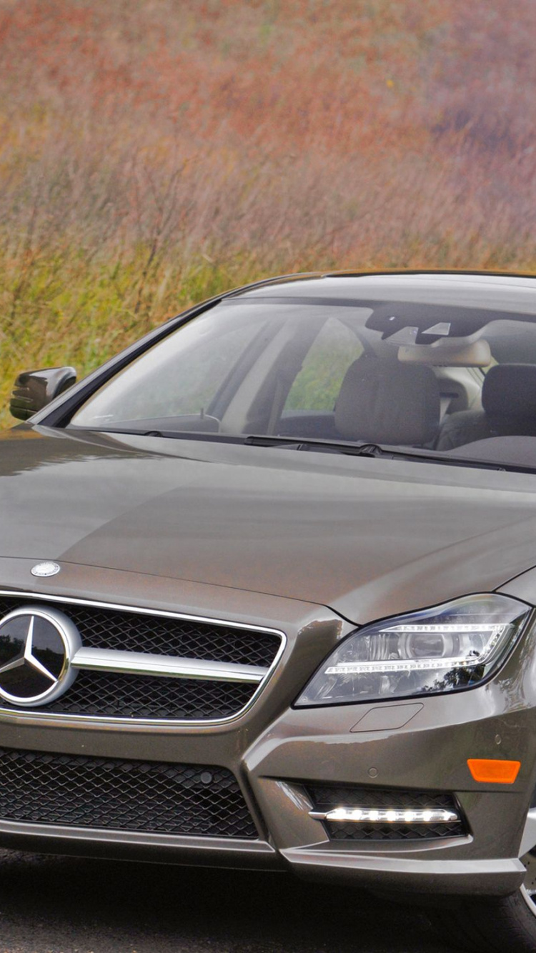 Schwarzes Mercedes-benz-coupé Auf Braunem Feld Tagsüber. Wallpaper in 750x1334 Resolution