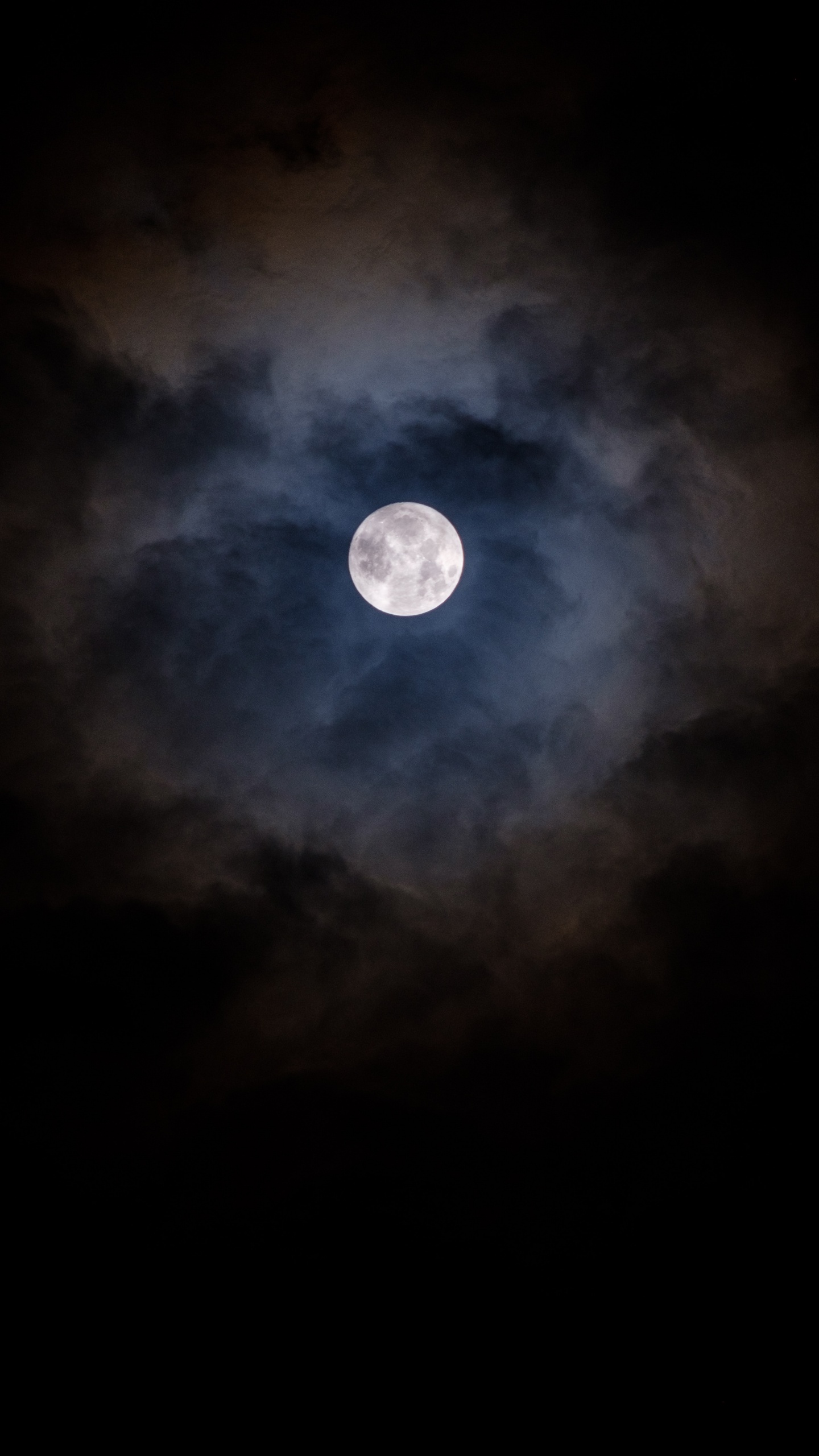 Pleine Lune Dans le Ciel Nocturne. Wallpaper in 1440x2560 Resolution