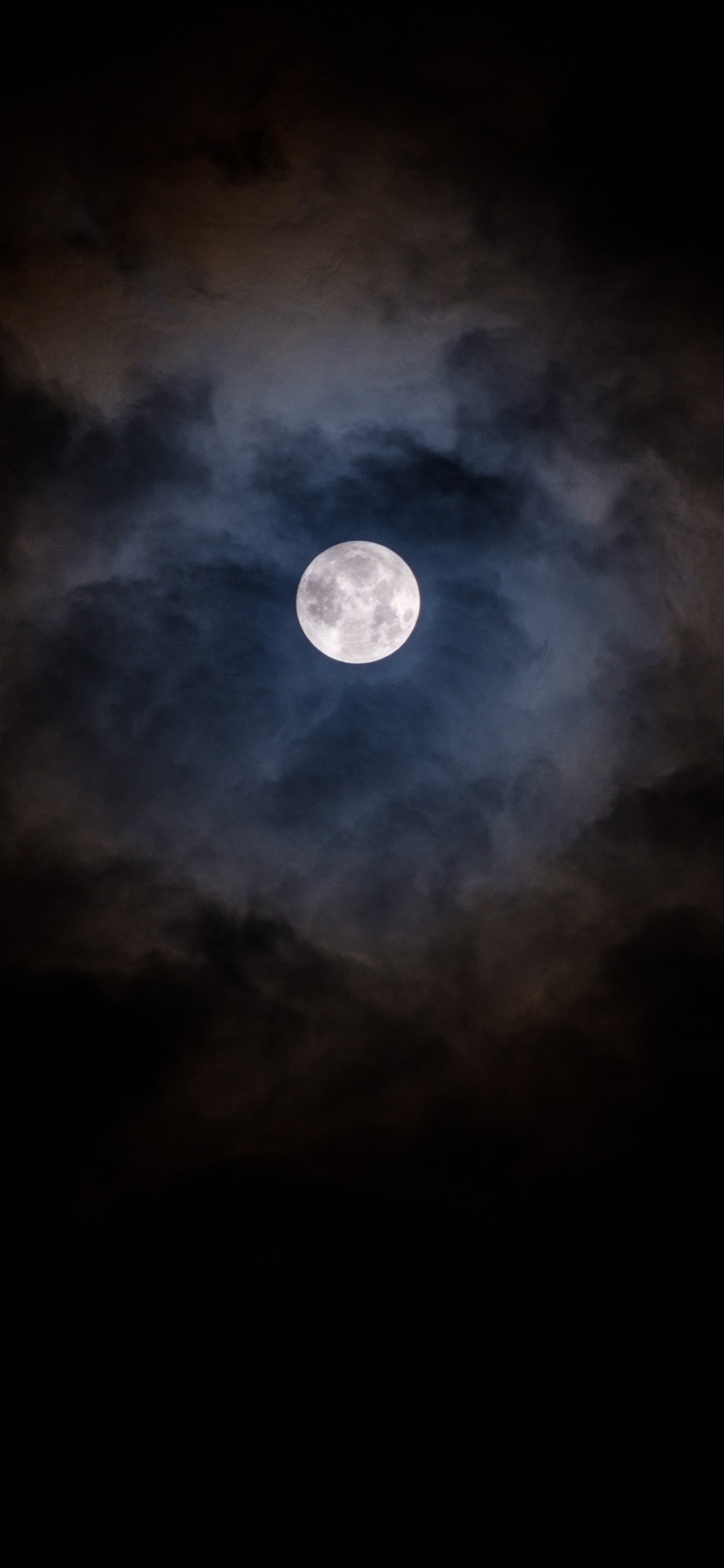 Luna Llena en el Cielo de la Noche Oscura. Wallpaper in 1125x2436 Resolution