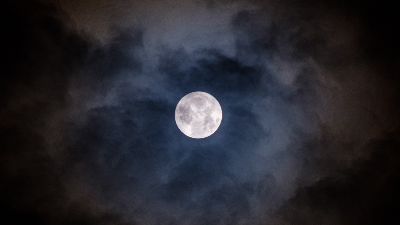 Luna Llena en el Cielo de la Noche Oscura. Wallpaper in 1366x768 Resolution