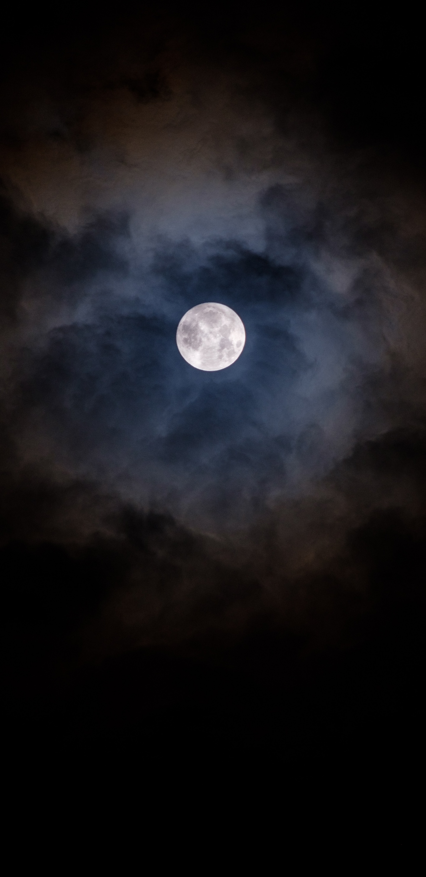 Full Moon in Dark Night Sky. Wallpaper in 1440x2960 Resolution