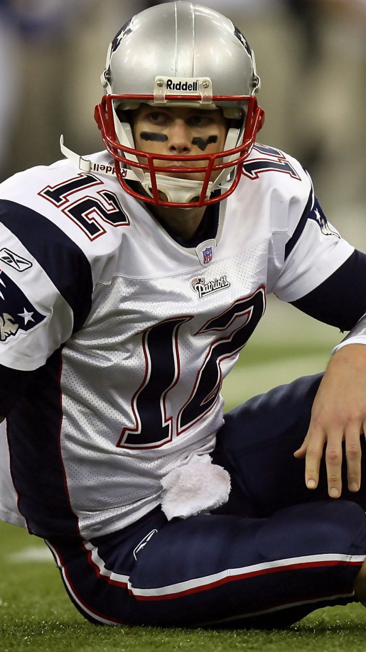 Fußballspieler im Schwarz-weißen Trikot-Shirt. Wallpaper in 750x1334 Resolution