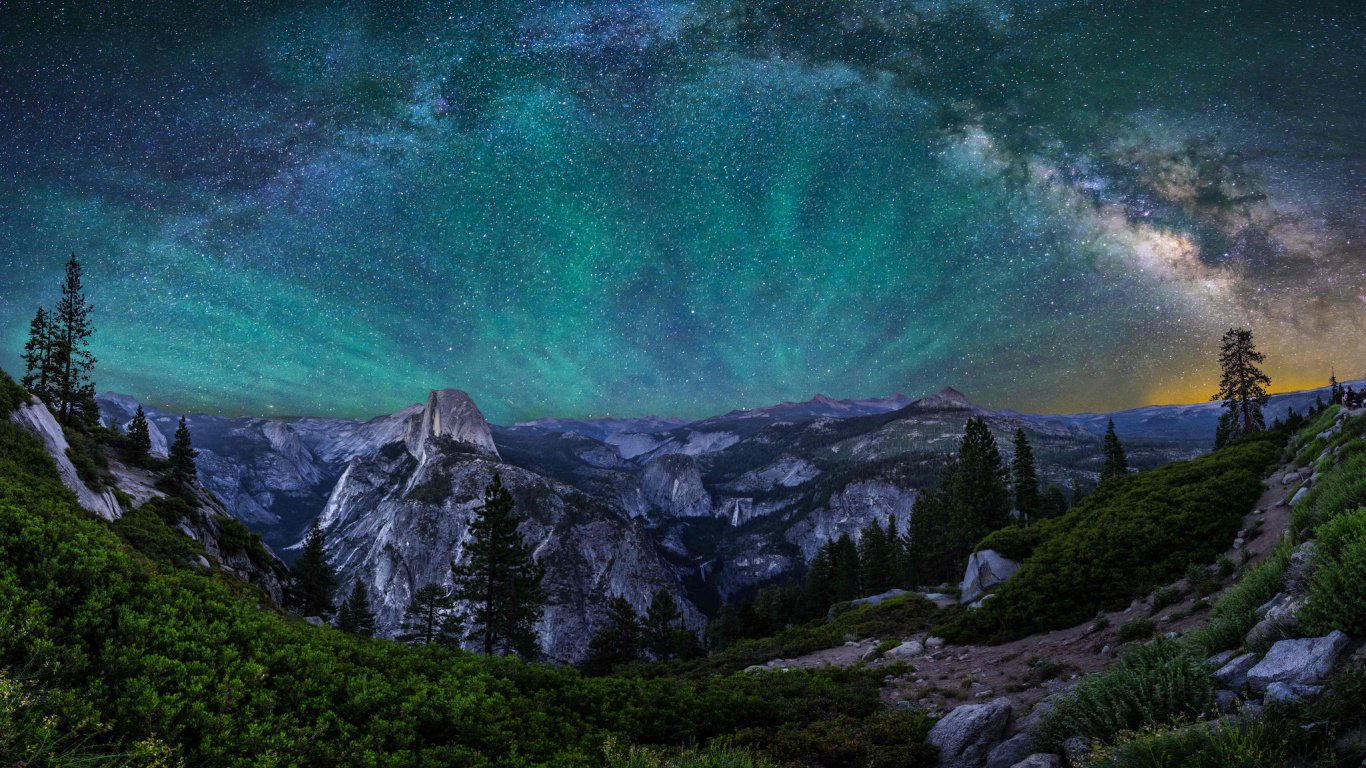 Montagne Verte et Blanche Sous Ciel Vert. Wallpaper in 1366x768 Resolution