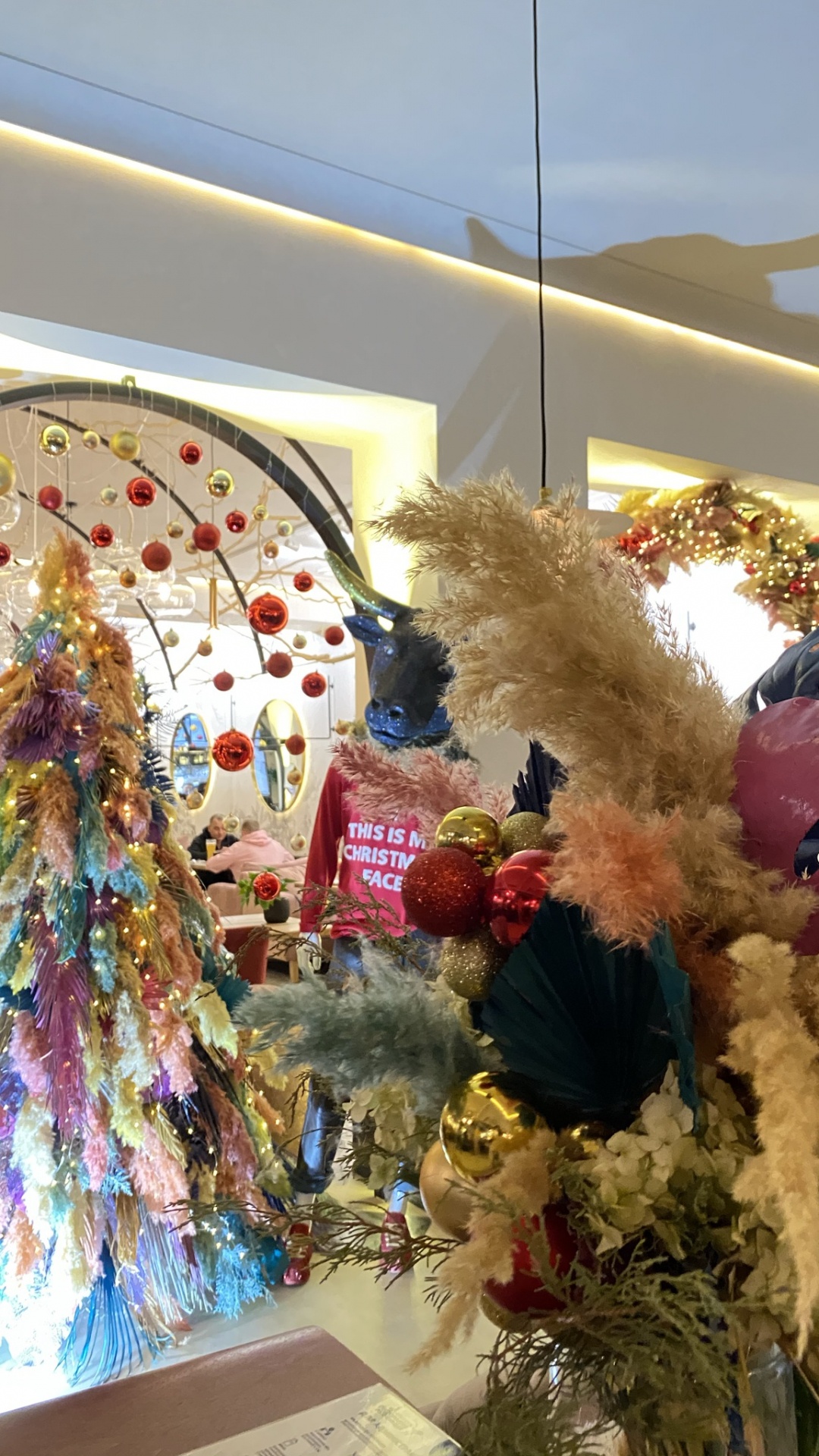 Weihnachtsdekoration, Weihnachten, Festival, Innenarchitektur, Blumen Arrangieren. Wallpaper in 1080x1920 Resolution