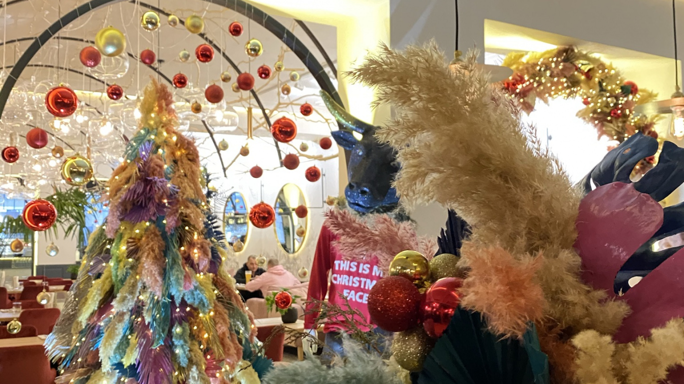 Weihnachtsdekoration, Weihnachten, Festival, Innenarchitektur, Blumen Arrangieren. Wallpaper in 1366x768 Resolution