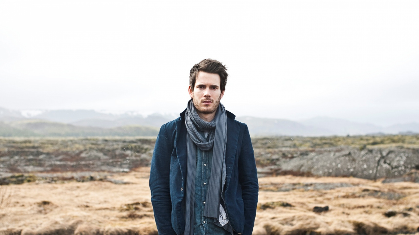 Oberbekleidung, Urlaub, Interview, Singer-songwriter, Sänger. Wallpaper in 1366x768 Resolution