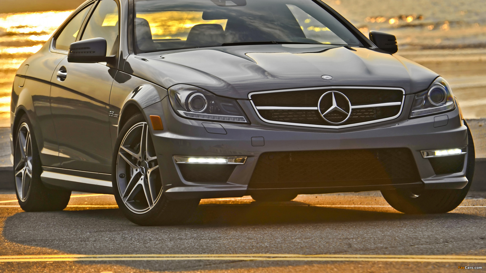 Schwarzes Mercedes Benz Coupé Tagsüber Unterwegs. Wallpaper in 1920x1080 Resolution