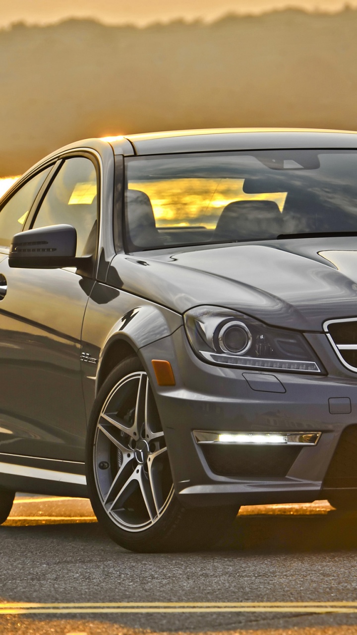 Schwarzes Mercedes Benz Coupé Tagsüber Unterwegs. Wallpaper in 720x1280 Resolution