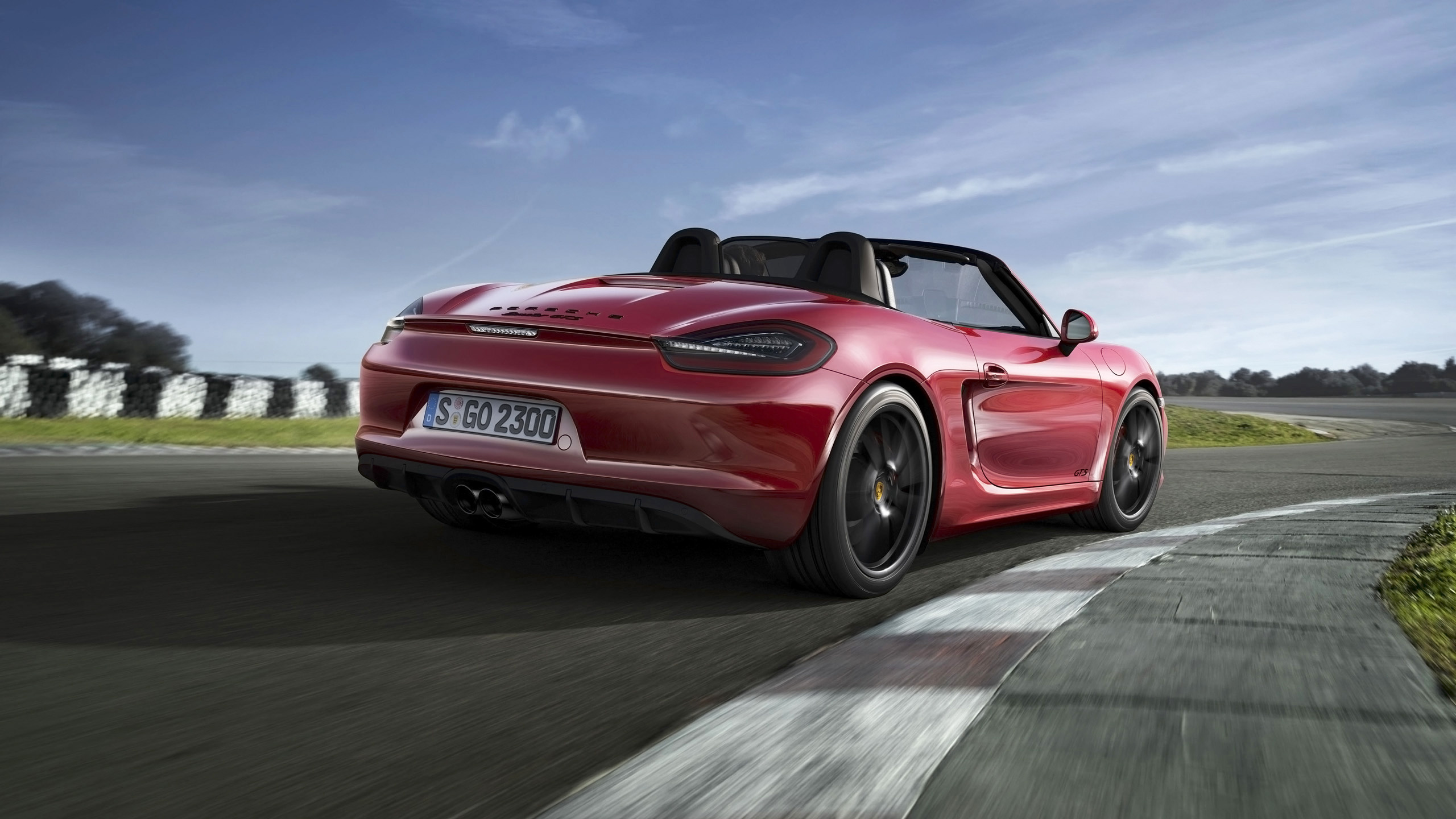 Chevrolet Camaro Rouge Sur Route Pendant la Journée. Wallpaper in 2560x1440 Resolution