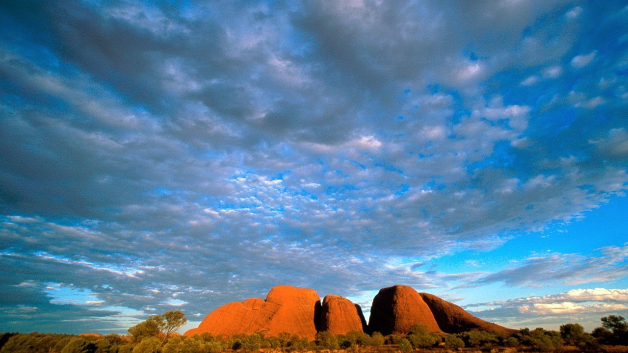 Brauner Felsiger Berg Unter Blauem Himmel Und Weißen Wolken Tagsüber. Wallpaper in 1280x720 Resolution