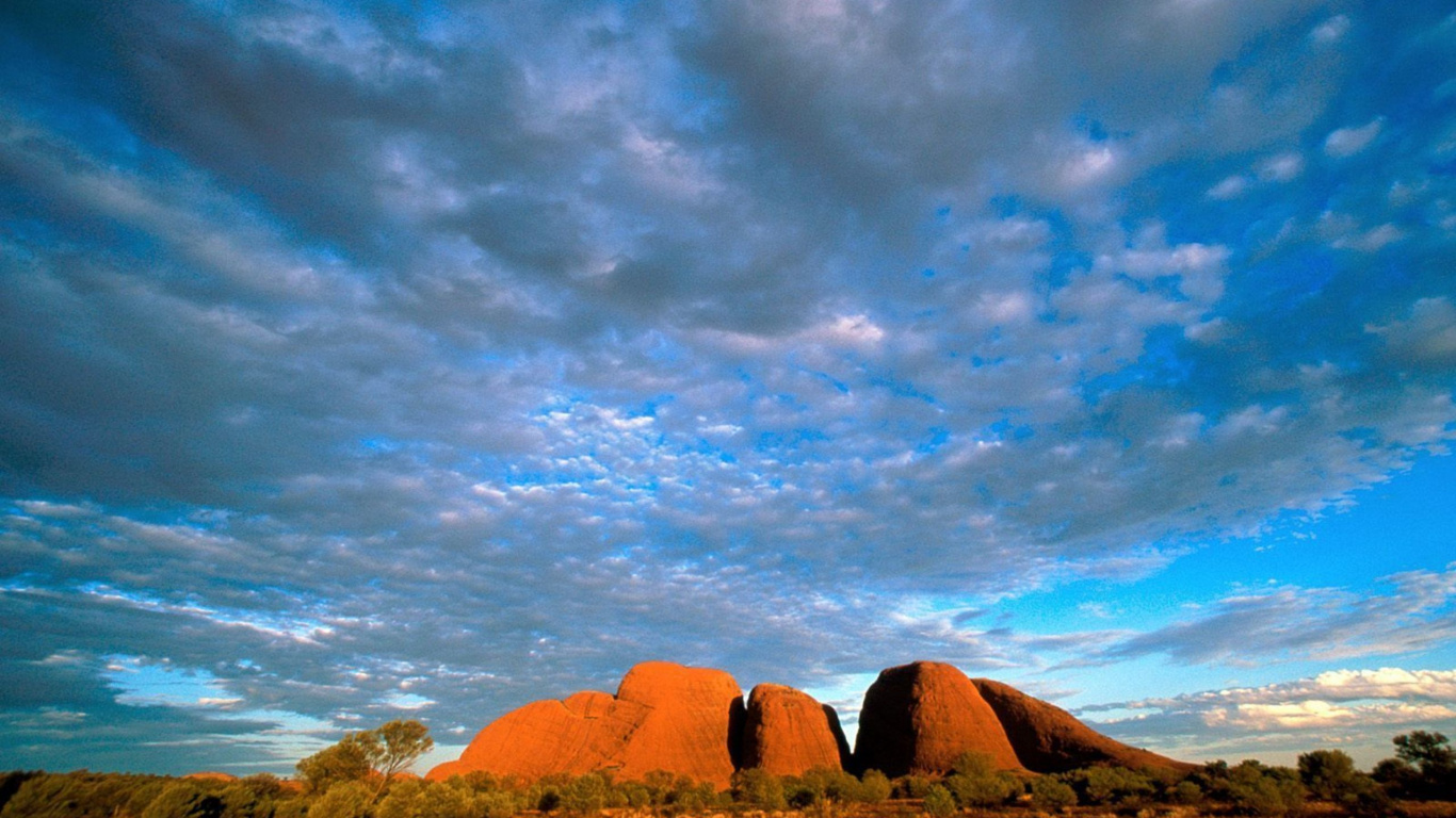 Brauner Felsiger Berg Unter Blauem Himmel Und Weißen Wolken Tagsüber. Wallpaper in 1366x768 Resolution
