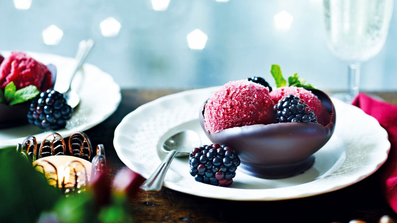 Red Raspberry on White Ceramic Saucer. Wallpaper in 1280x720 Resolution