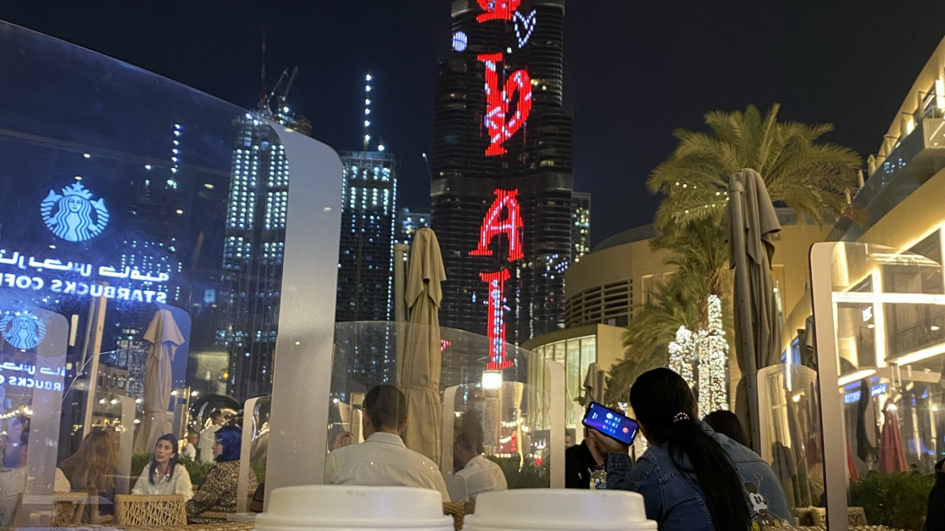 Dubai, Burj Khalifa, Starbucks Neues Logo 2011, Weihnachtsdekoration, Nacht. Wallpaper in 1366x768 Resolution