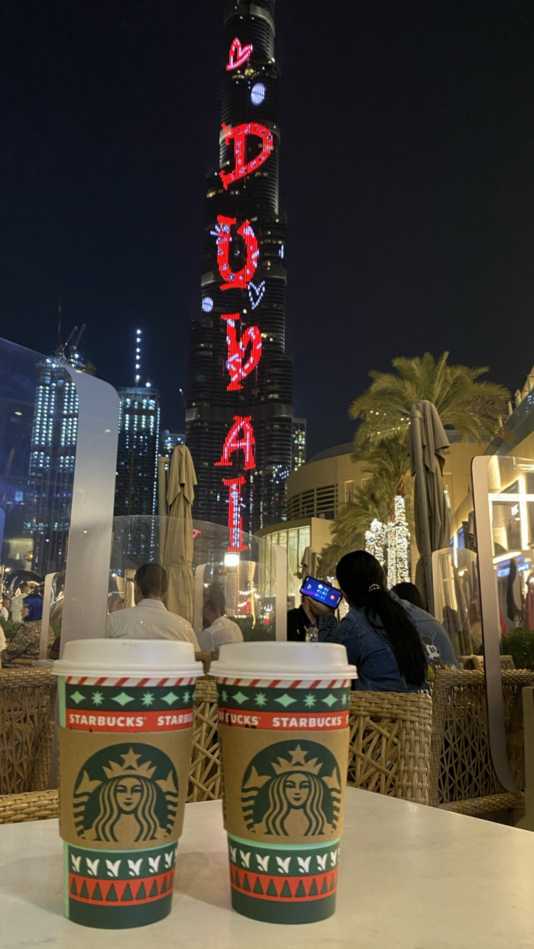 Dubai, Burj Khalifa, Starbucks Nuevo Logo 2011, Decoración de la Navidad, Cristalería. Wallpaper in 750x1334 Resolution