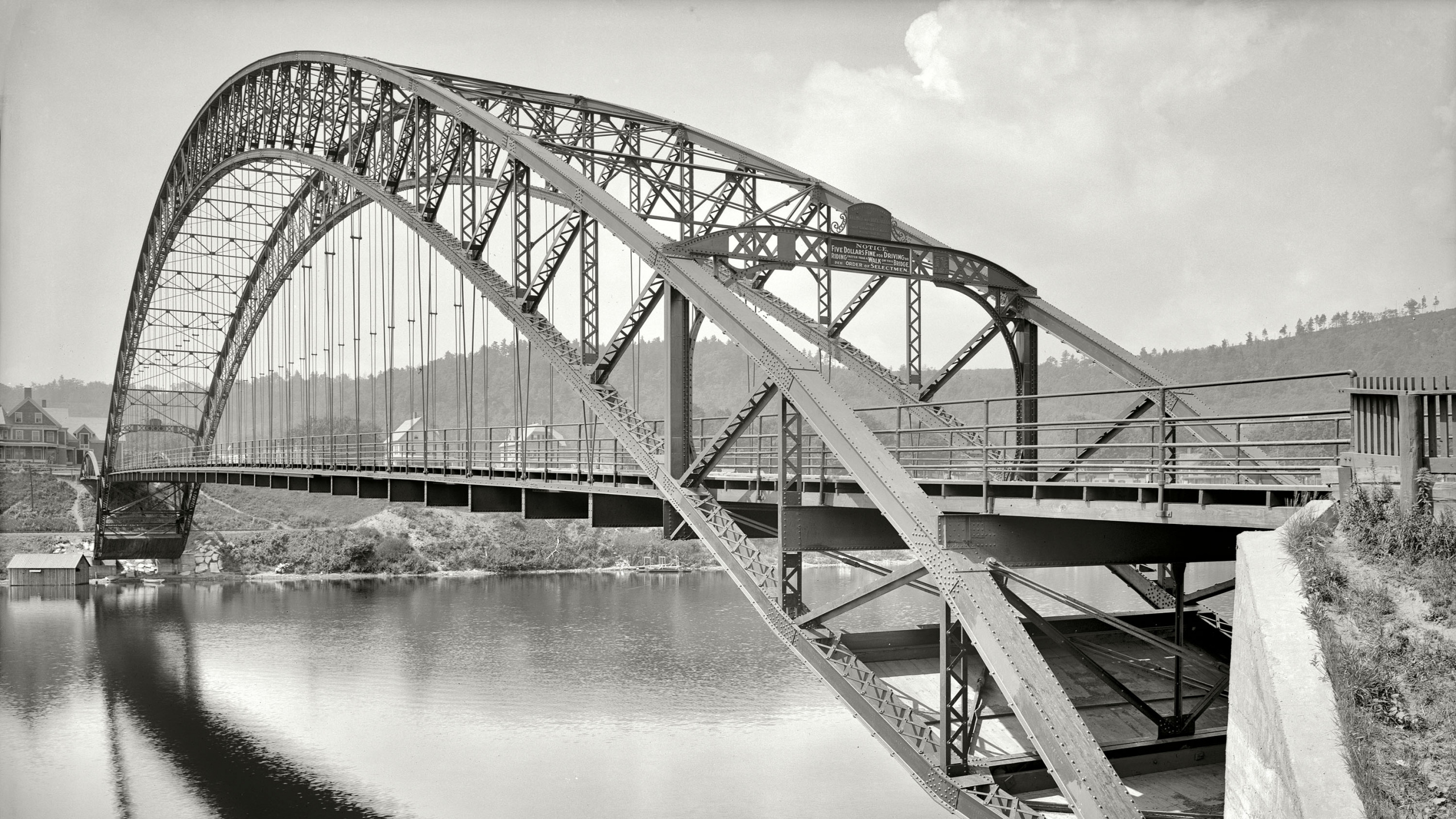 Graue Betonbrücke Über Den Fluss. Wallpaper in 2560x1440 Resolution