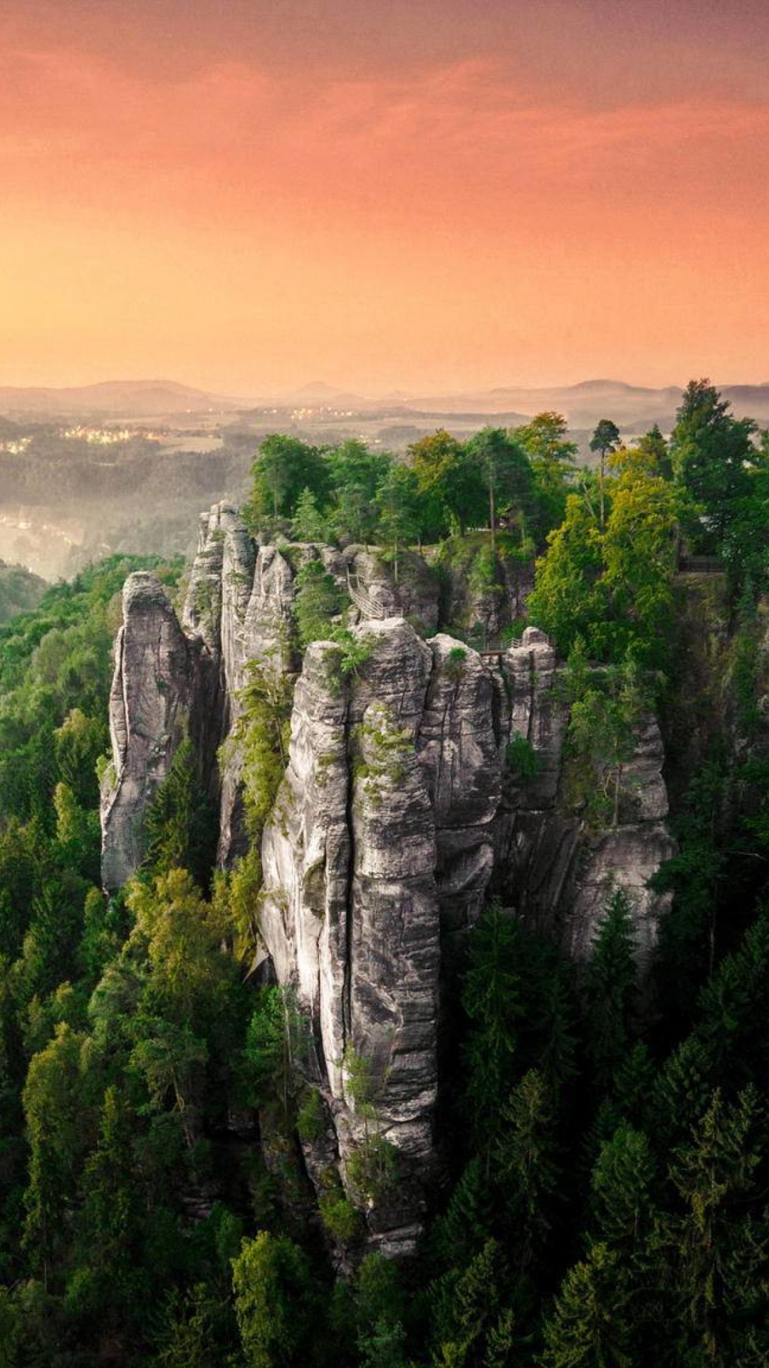 Montaña Verde y Gris Bajo el Cielo Naranja. Wallpaper in 1080x1920 Resolution