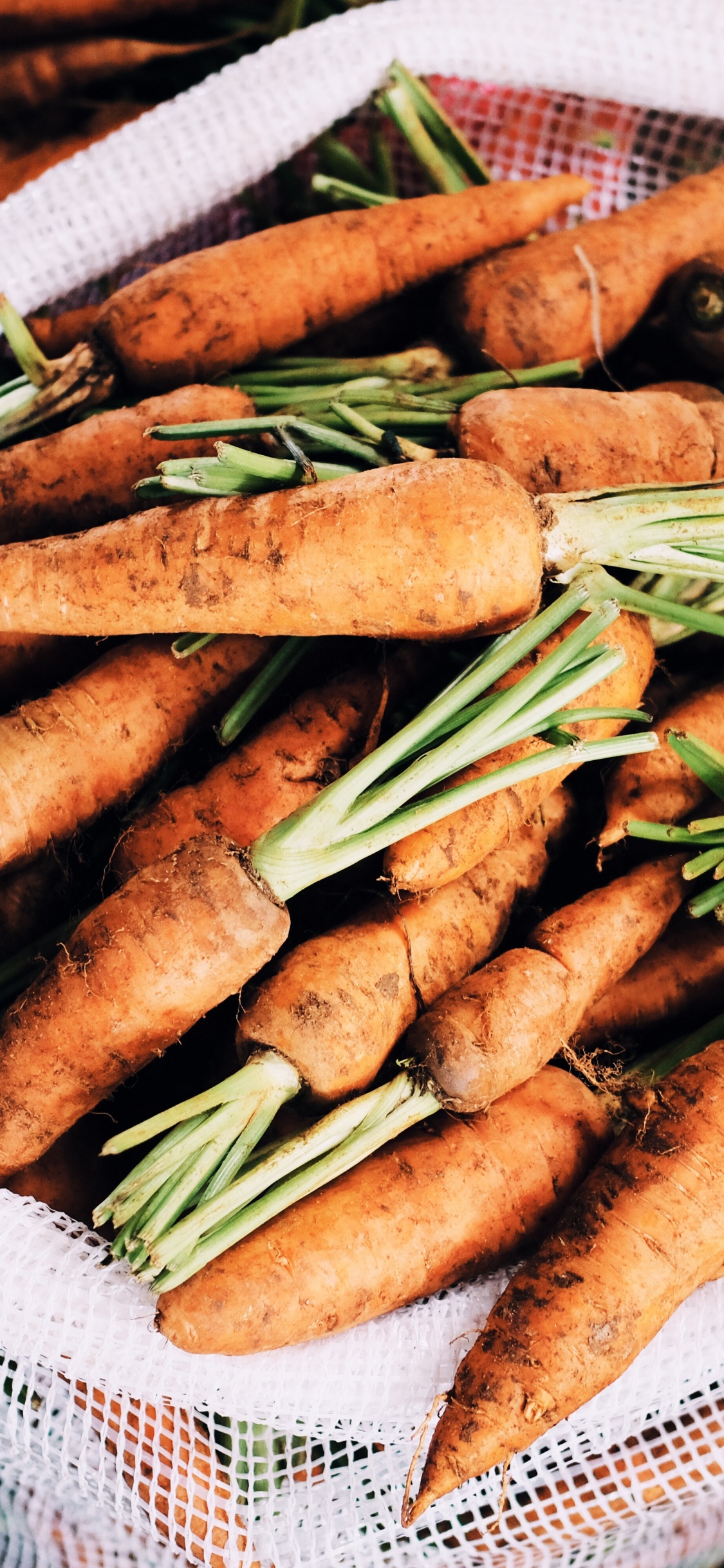 Aliments Frits Bruns Sur Table Ronde Blanche et Violette. Wallpaper in 1125x2436 Resolution