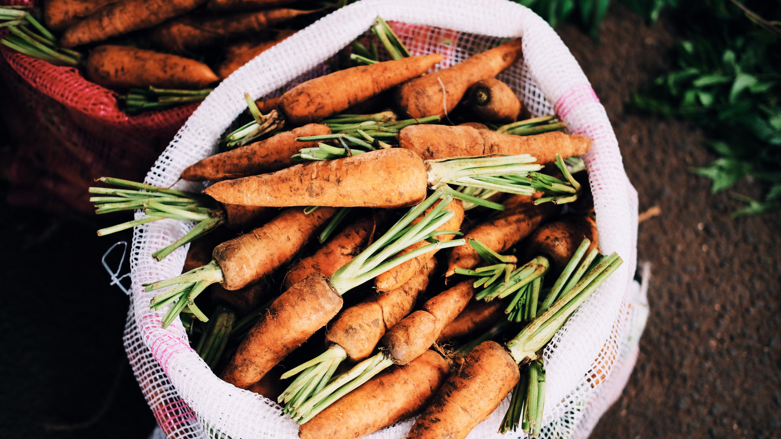 Aliments Frits Bruns Sur Table Ronde Blanche et Violette. Wallpaper in 2560x1440 Resolution