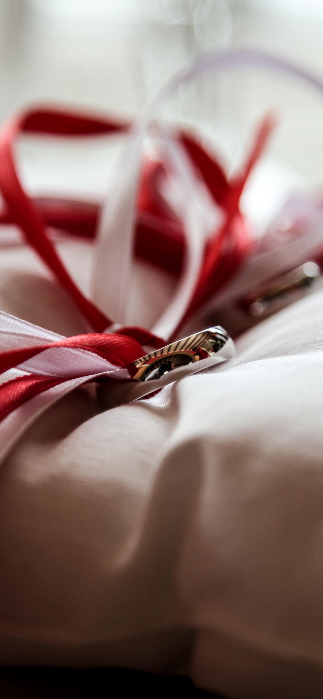 结婚戒指, 红色的, 的婚礼仪式供应, 礼品包装, 丝带 壁纸 1125x2436 允许