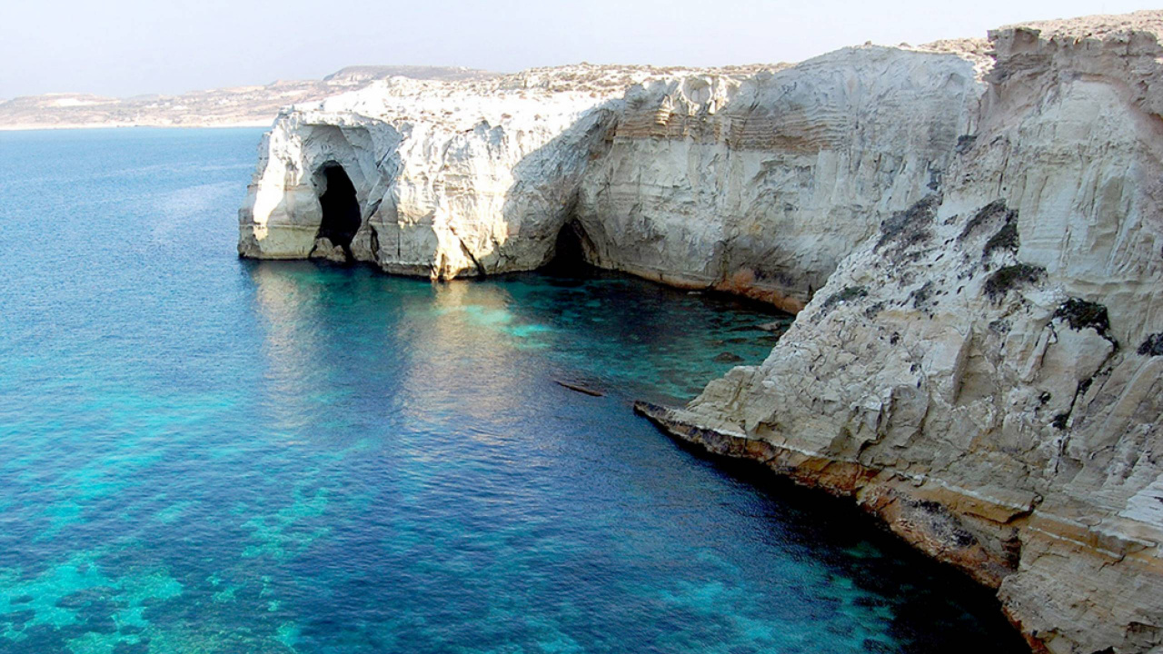 Brown Rocky Mountain Beside Blue Sea During Daytime. Wallpaper in 1280x720 Resolution