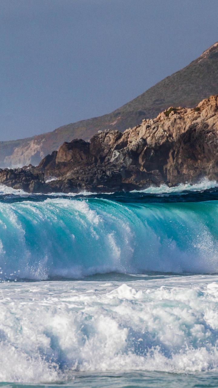 Formación de Roca Marrón Cerca Del Agua de Mar Azul Durante el Día. Wallpaper in 720x1280 Resolution