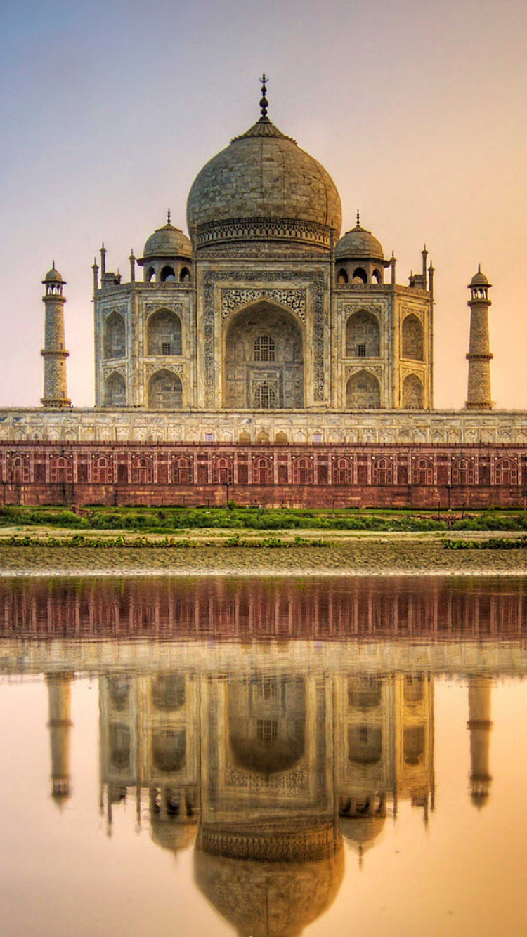 Edificio de Cúpula Blanca y Marrón. Wallpaper in 750x1334 Resolution