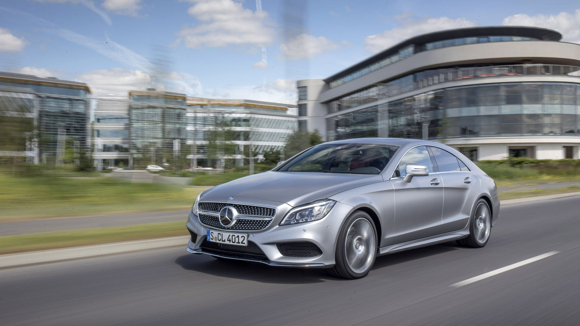 Silver Mercedes Benz Coupé Sur Route Pendant la Journée. Wallpaper in 1920x1080 Resolution