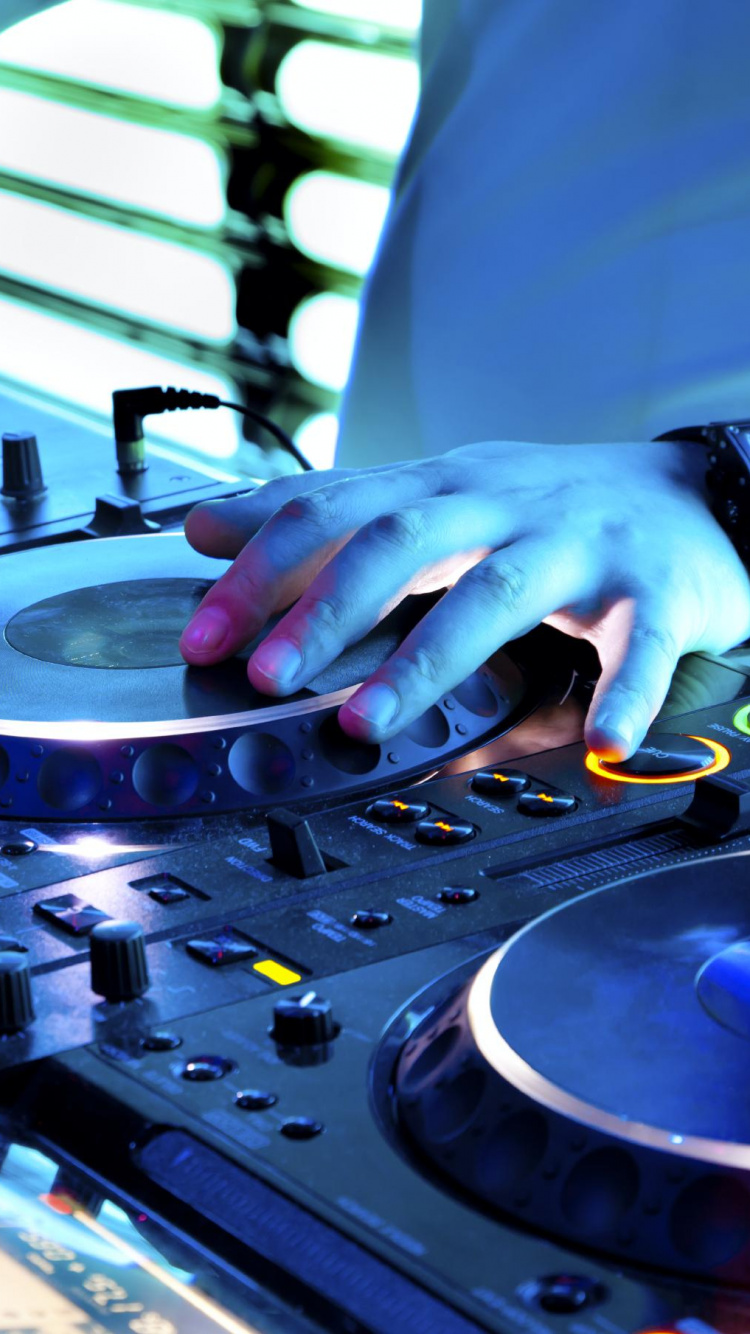 Deejay, Disc-jockey, Electronics, Cdj, Technologie. Wallpaper in 750x1334 Resolution