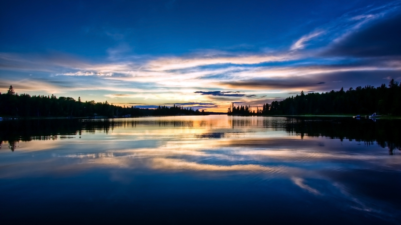 Cuerpo de Agua Cerca de Árboles Bajo un Cielo Azul Durante el Día. Wallpaper in 1280x720 Resolution